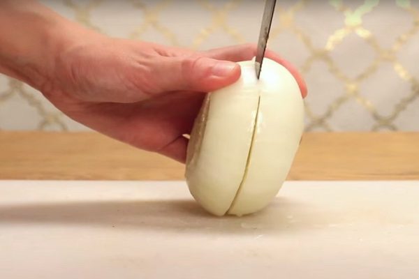 Она разрезала лук и обмазала его соусом. Получился настоящий праздник для вкусовых рецепторов!