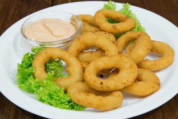 Закуска для большой компании: луковые кольца во фритюре. Бесподобно хрустят!