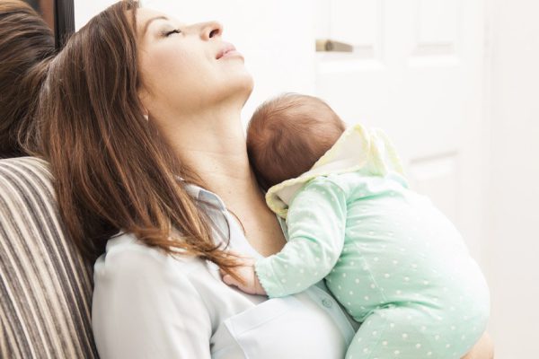 Сын не спал всю ночь, проснулась поздно и услышала, как свекровь катит на меня бочку