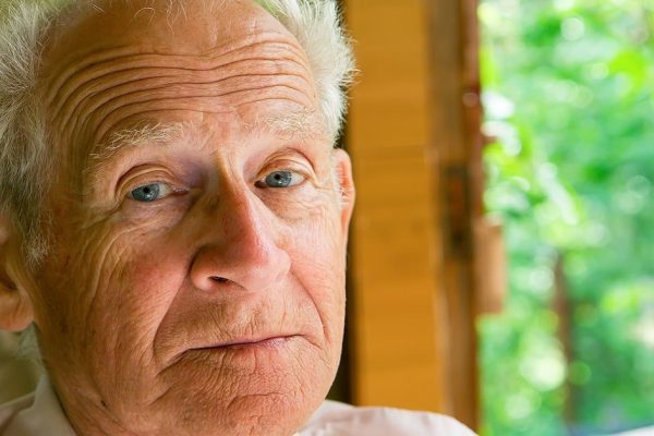 Старец каждый день приносил цветы потерявшей память жене, ведь любовь не сдается