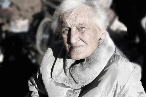 Сын спросил, почему бабушка с дедушкой его не любят, а я растерялась