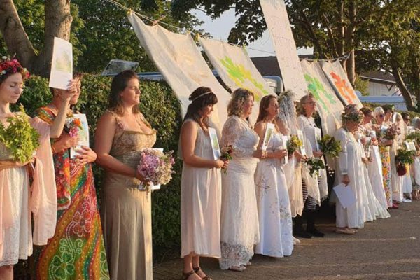 Зачем женщины массово выходят замуж за дубы и другие деревья