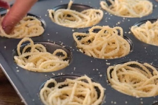 Она просто выложила спагетти в форму для кексов. В результате получилось суперблюдо!