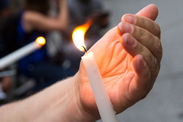 В твой дом вернутся удача и благополучие, любовь и смех и не покинут его никогда, если произнешесь эти слова перед свечой