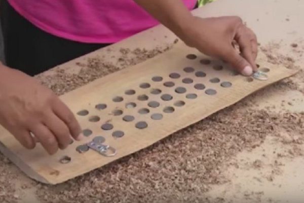 Она спрятала несколько магнитов внутри деревянной доски… Потрясающая вещь на кухню!