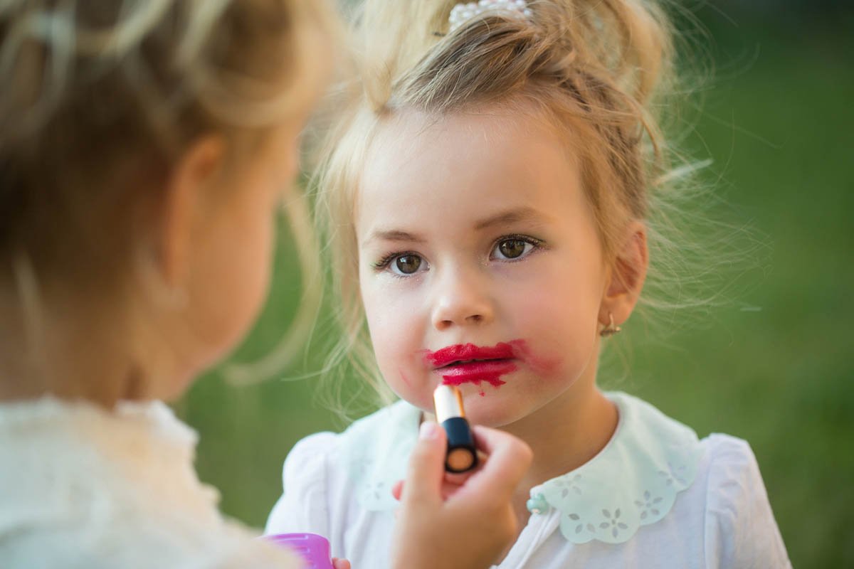 Американский психолог разъяснил, почему малышкам полезно краситься
