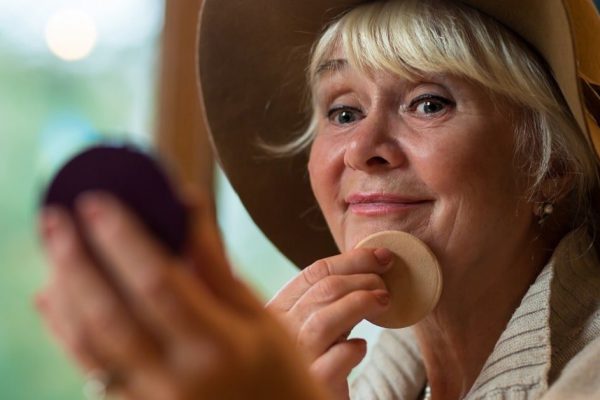 Стилист запретил 60-летней маме делать такой макияж, а она непокорная, красится так и выглядит моложе