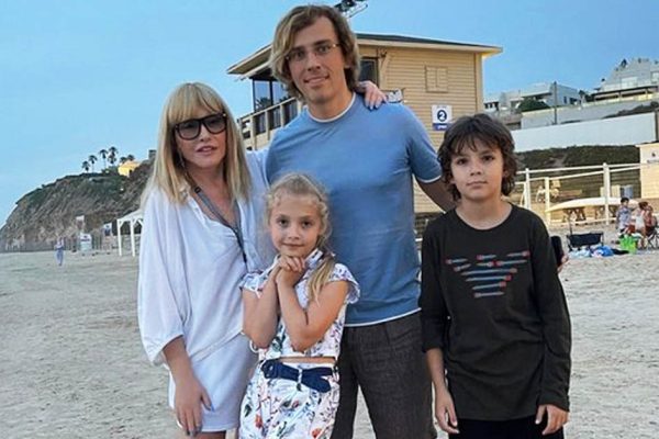 Максим Галкин игнорирует хейтеров и делится новым фото из Израиля, рядом взрослые дети и похорошевшая жена