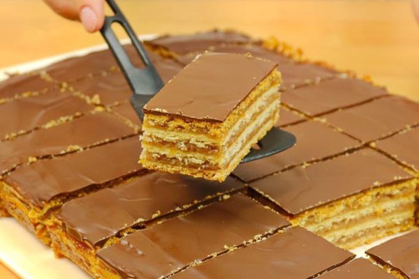 Даже столичный франт оживляется, пробуя венгерский пирог «Жербо» из рук хозяйки