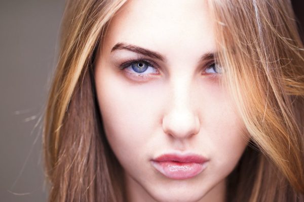 Мать бросила ребенка в роддоме, на следующий день за ним явилась молодая бабушка