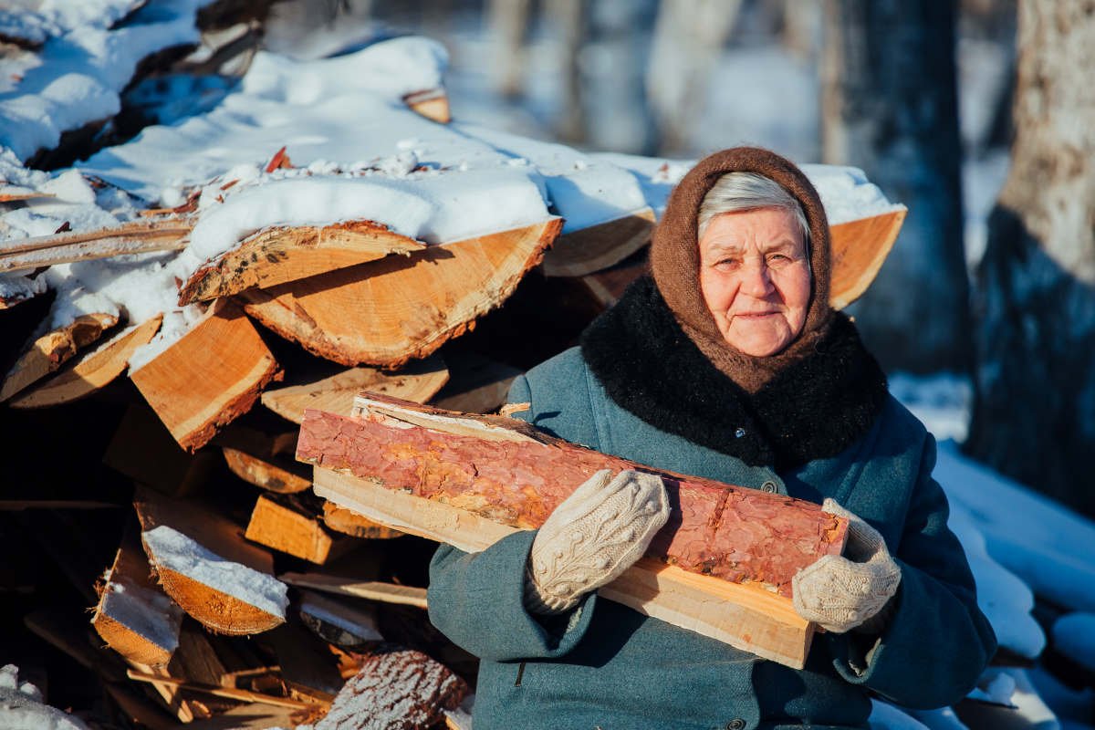 Годами спонсировала брата, что ухаживал за мамой, но однажды нанесла визит без предупреждения живет, когда, Когда, Польшу, мамой, ничего, поступила, чтобы, деревне, иногда, другой, мамин, решила, позаботиться, помогает, может, жизнь, квартиру, брата, назад