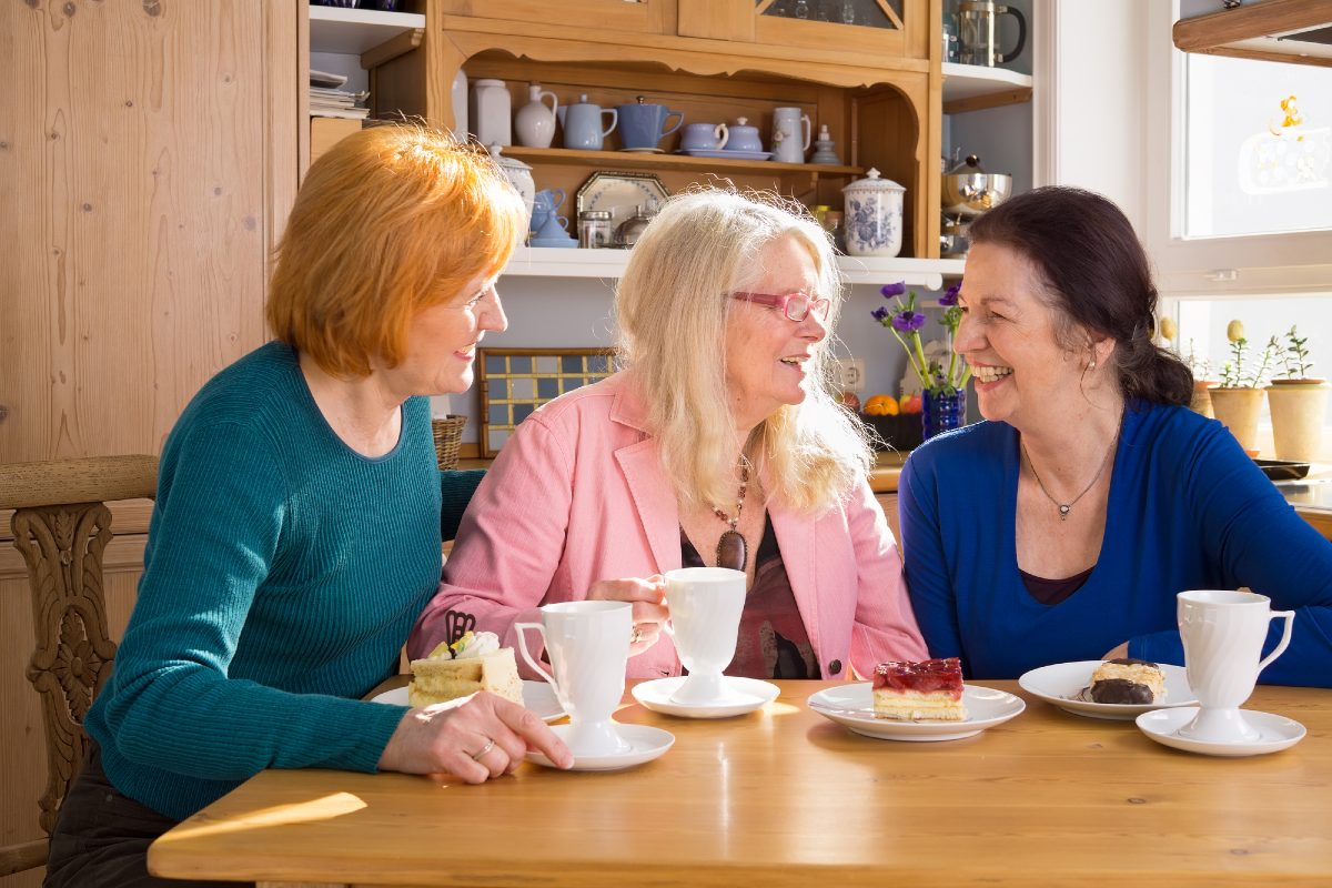 Женщины живущие с мамой. Подруги в возрасте. Пожилые подруги за столом. Чаепитие для пожилых людей. Подруги среднего возраста.