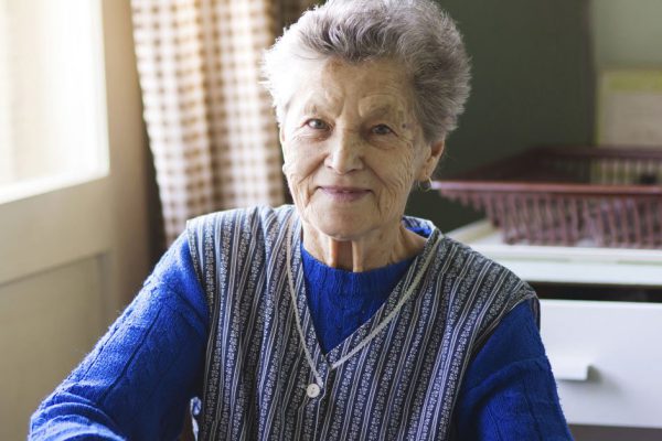 Свекровь с утра до ночи сидит у нас дома и всё намекает, что с нами ей жилось бы лучше, чем с наглым зятем