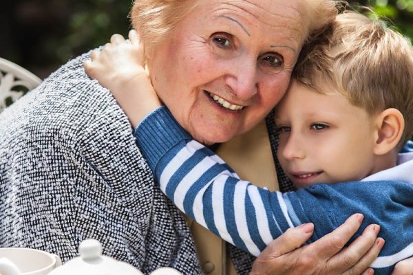 Мама приносит еду и гостинцы, но шипит, чтобы муж ничего не ел