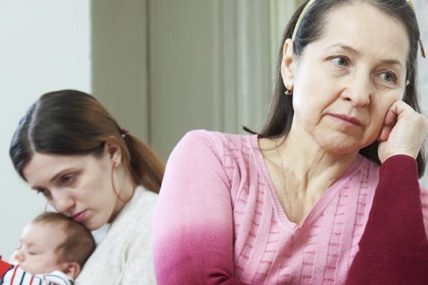 Когда дочку с детьми бросил муж, продала свой дом и помчалась к ней в город