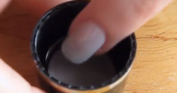 Забудь о маникюрных салонах! С этим трюком ты сможешь сделать шикарный маникюр сама.