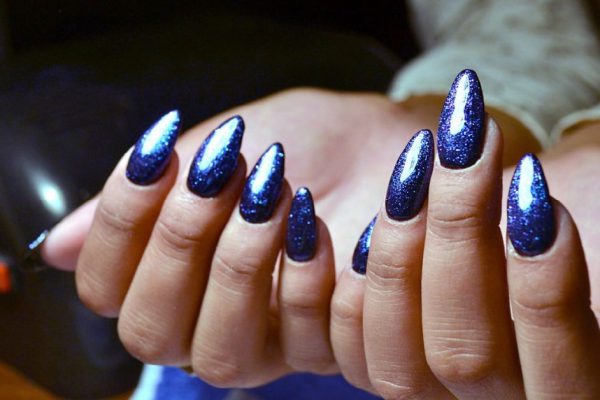 Этот цвет завораживает! 10 идей маникюра, с которыми твои ногти всегда будут в центре внимания.