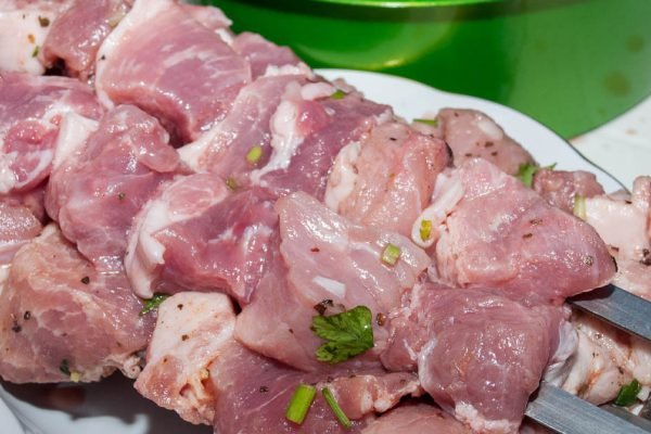 Есть три продукта, в которых ни за что нельзя мариновать мясо, шашлык превратится в отраву