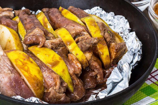Рецепт маринованной свинины с яблоками
