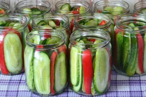 Маринованные огурчики с перцем, рассолом можно упиваться