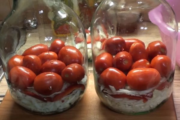 Пошаговый рецепт приготовления помидоров с капустой в банках