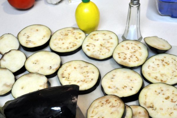 Маски для лица из баклажанов: твоя кожа поблагодарит тебя за заботу.