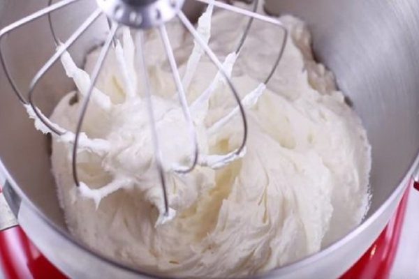 Это идеальный масляный крем для тортов и кексов! Суперлегкий способ приготовления.