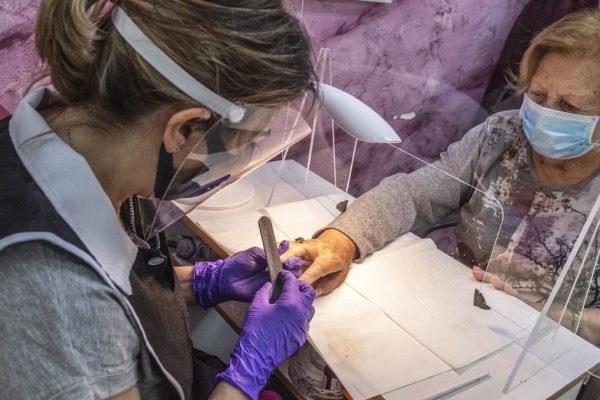 Почему я никогда не пойду к мастеру маникюра на дом