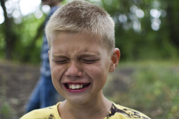 Одноклассники смеялись над мальчиком из бедной семьи, но через 10 лет обидчики раскрыли рты, когда он пришел на встречу выпускников