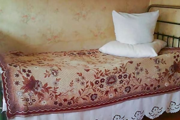 Спрятала все деньги под старой кроватью, не подозревая, на что способны родственники