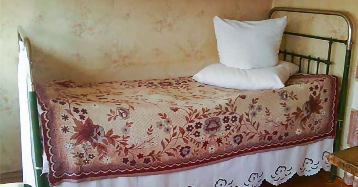 Хата сброшены на пол подушки. Старая кровать. Деревенская кровать с подзорами. Подзорник для кровати. Советское покрывало на кровать.