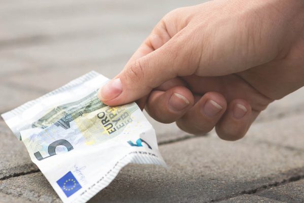 Когда замечаешь деньги на земле, проходи мимо, ни за что не поднимай, так ты не привлечешь богатство в свою жизнь