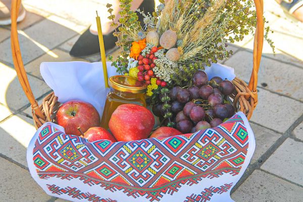 Что нельзя класть в корзину для освящения в церкви на Медовый Спас