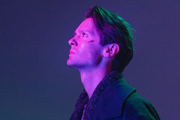 Собирая вещи, любимый забрал сахар из сахарницы и туалетную бумагу из ванной, а еще выкрутил пару новых розеток