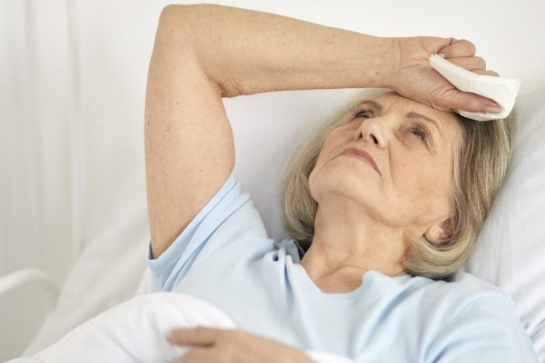 Когда свекровь выписали из стационара, меня тут же уведомили, что я обязана приходить дважды в день