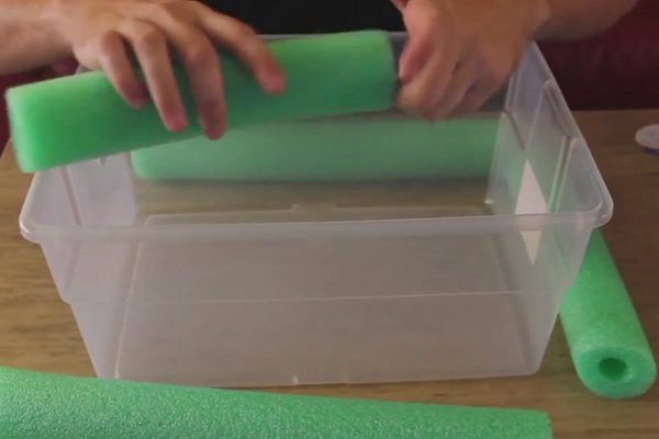 Он разрезал аквапалку на 4 части, чтобы смастерить уникальную вещь!