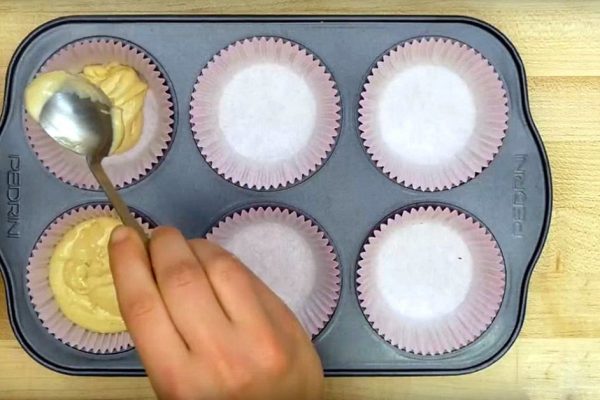 Она начала готовить обычные кексы. Но то, что спрятано внутри… Абсолютный восторг!