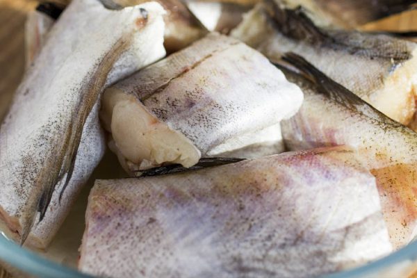 Супруг на спортивной машине привозит домой минтай, но жарить его не нужно