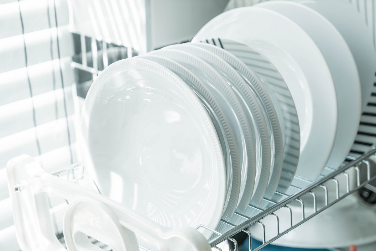 Чистая посуда на белом фоне