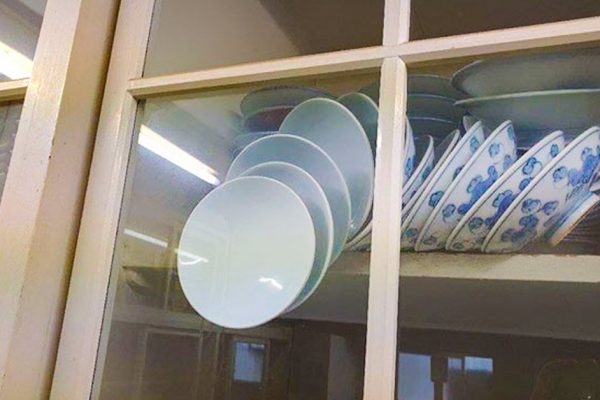 Нужно ли ломать шкафчик на кухне, чтобы достать китайский фарфоровый сервиз, расписанный вручную