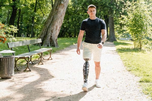 Многодетная мать-одиночка заботилась об одноногом военном, а однажды у ее дома припарковался джип