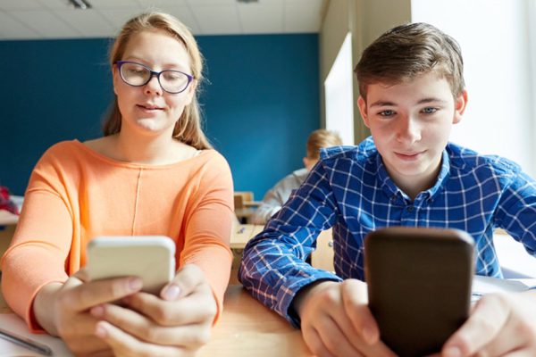 Нужны ли мобильные телефоны в школе