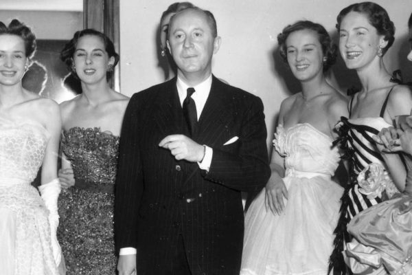 Реакция жителей СССР на красивую обертку западных моделей Christian Dior