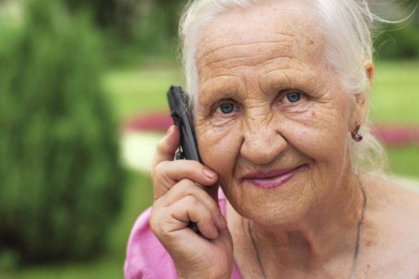 Заботливый внук купил бабушке телефон, которым можно расчищать сугробы