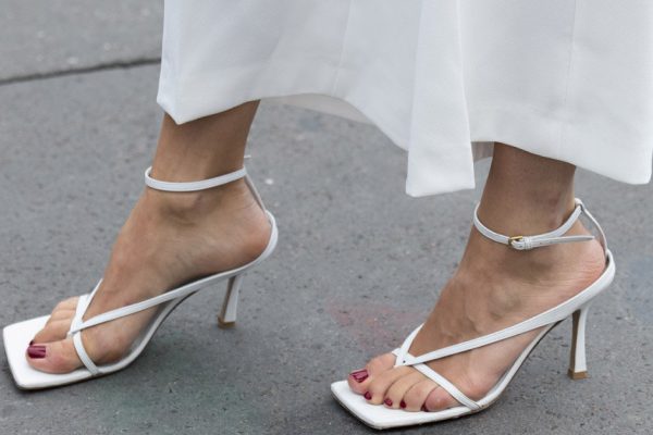 Неудачные модели летней обуви, которую носят только в провинции, лучше даже из шкафа не доставать