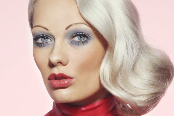 Мы так долго пытались забыть о тонких бровях-ниточках, что они снова вернулись в моду, беспощадные тренды