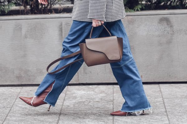 Легкие и свободные брюки для дам, которые желают чувствовать себя молодыми и модными в 2024 году