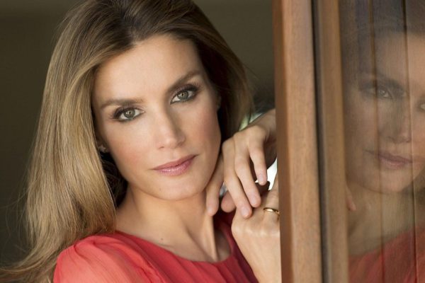 Образы в красном цвете на примере королевы Летисии