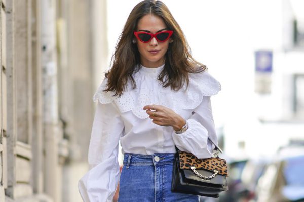 В нынешнем году все уважающие себя модницы будут щеголять в широких и клешных джинсах, а самые смелые достанут штаны на низкой посадке