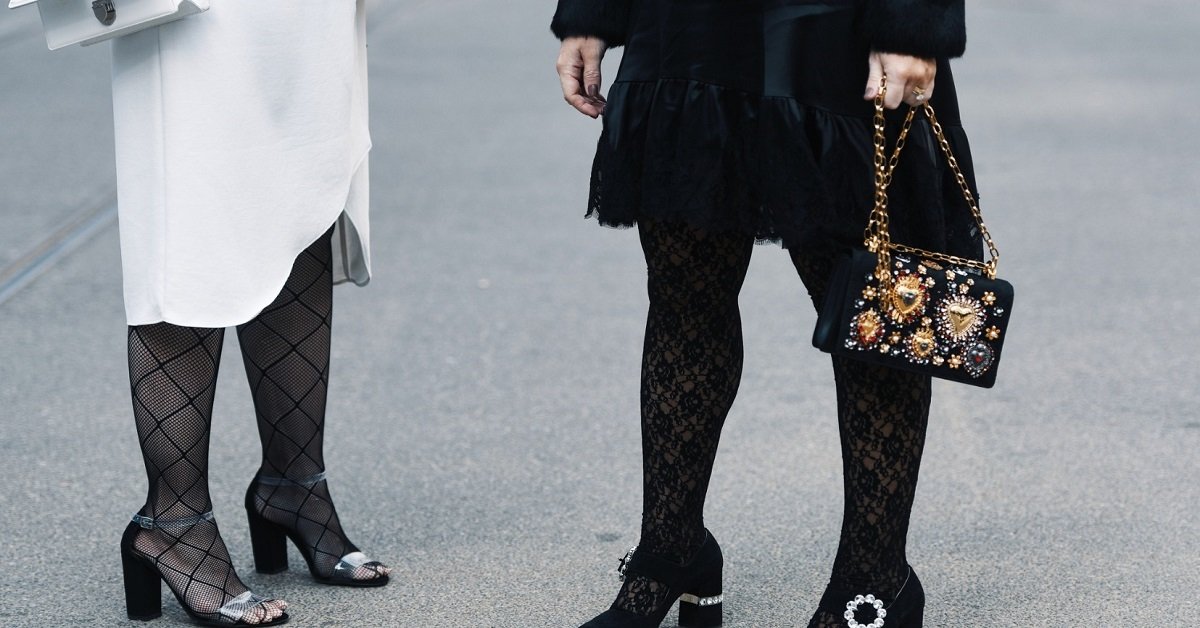 Женские колготки для мужчин. Парень в колготках сестры. Женственные мальчики в платьях на улице. Мужчины и мальчики в колготках. Тина канделаки calzedonia.